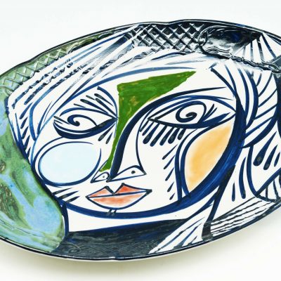 Bandeja cerámica ovalada con relieves y rostro pintado