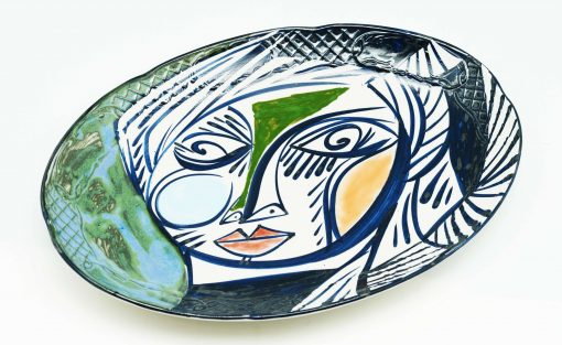 Bandeja cerámica ovalada con relieves y rostro pintado