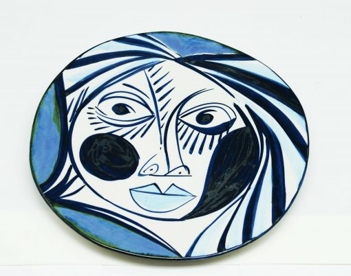 Plato cerámico llano con rostro dibujado. Colección plato azul